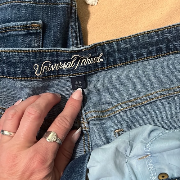 Lot of 2 Universal Thread High Rise Straight Leg Raw Hem Crop. Good Used Cond. - Picture 5 of 7